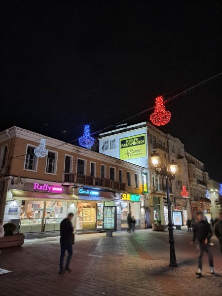 Пловдивчанин възмутен: Украсата за Коледа светна в цветовете на руско-фашисткия флаг