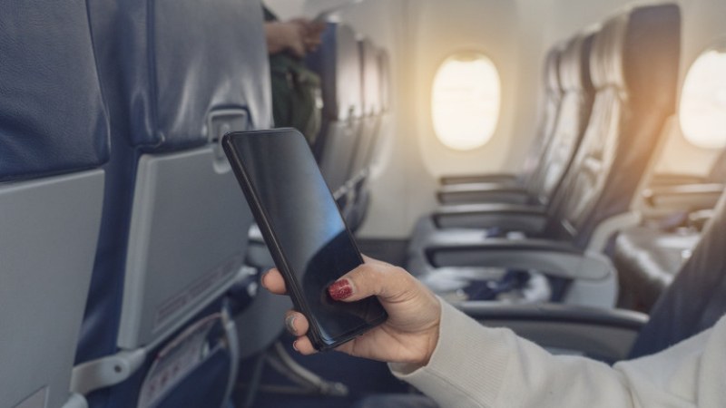 Скоро в ЕС ще може да ползваме мобилните си телефони по време на полети