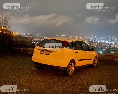 Романтика на нарушителите! Кола се изкачи на Бунарджика, наблюдават нощен Пловдив