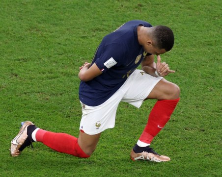 Световният шампион Франция е на четвъртфинал и чака Англия