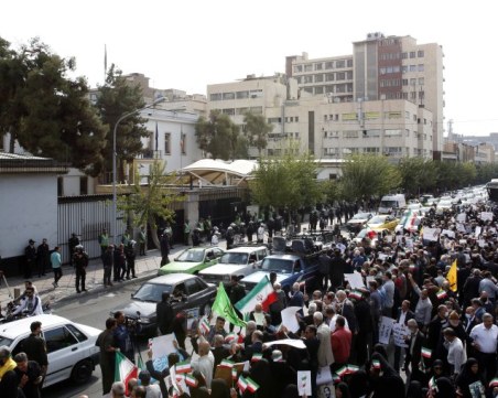 Закриват нравствената полиция в Иран, продължават протестите в цялата страна