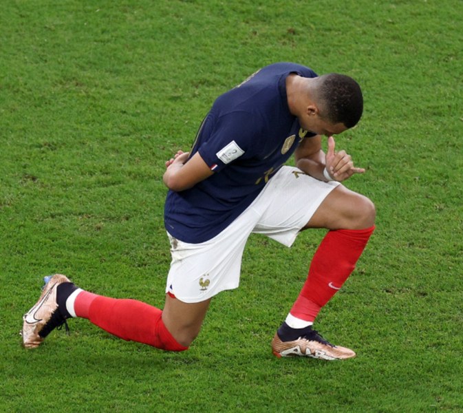 Световният шампион Франция е на четвъртфинал и чака Англия