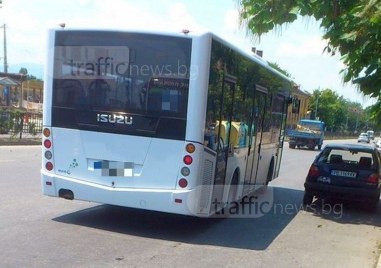 Водач на автобус на градския транспорт в Пловдив потегли рязко,