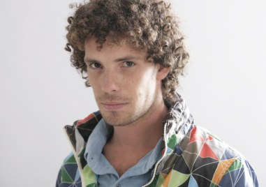 Актьорът Явор Бахаров е бил задържан в неделя вечер от полицията в София съобщи БНР Това потвърдиха