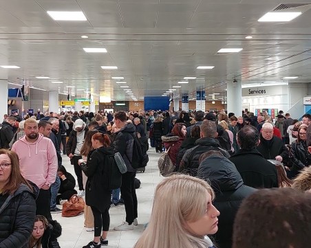 Евакуираха хиляди пътници на летището в Глазгоу след сигнал за бомба