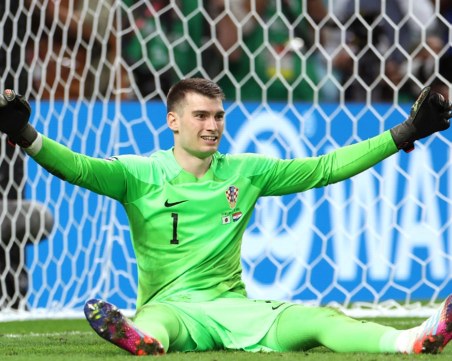 Феноменален Ливакович спаси три дузпи и класира Хърватия на четвъртфиналите