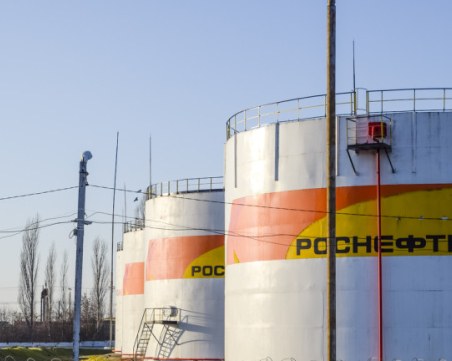 Министърът на транспорта: Има изключения от забраната за износ на продукти от руски петрол