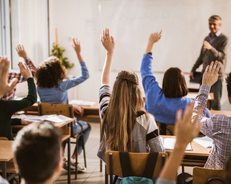 МОН: Над 10 000 деца са върнати в училище