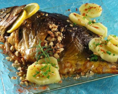 Пълнен шаран с орехи и лук за Никулден