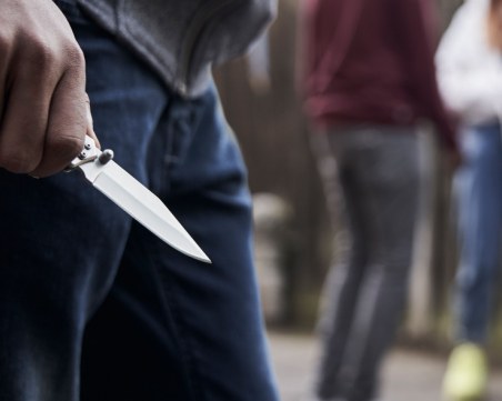 Раниха две деца при нападение с нож близо до училище в Германия