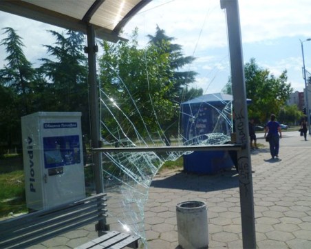 Задържаха пловдивчанин счупил стъкло на автобусна спирка в „Тракия