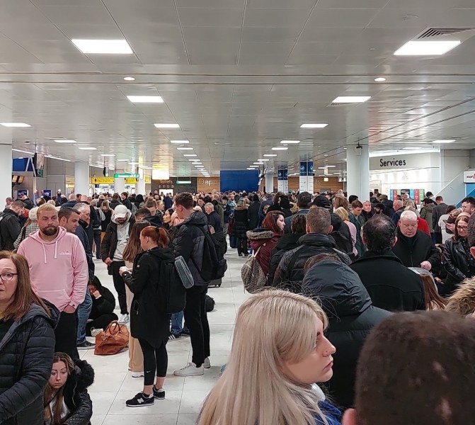 Пътниците на летището в Глазгоу бяха евакуирани в понеделник, докато