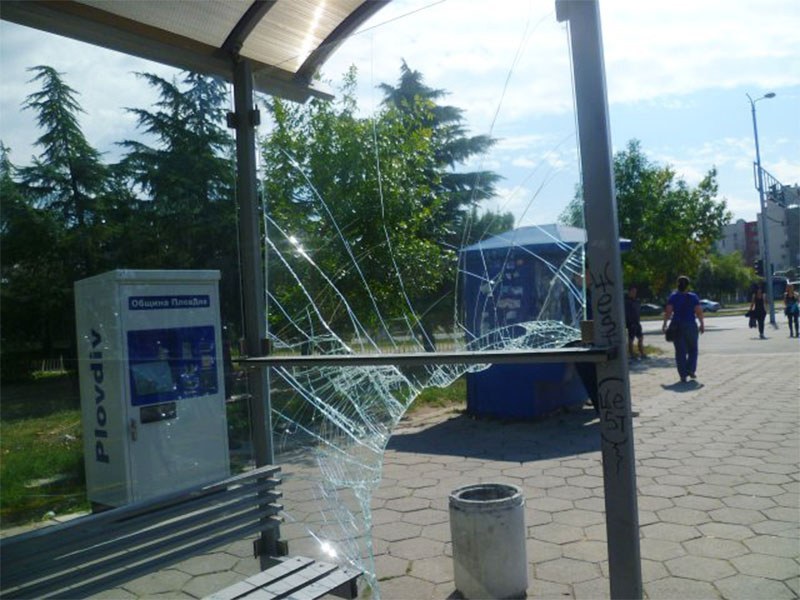 Задържаха пловдивчанин счупил стъкло на автобусна спирка в „Тракия