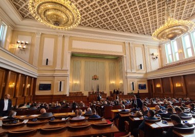 Парламентът се събира на извънредно заседание днес Депутатите ще разгледат