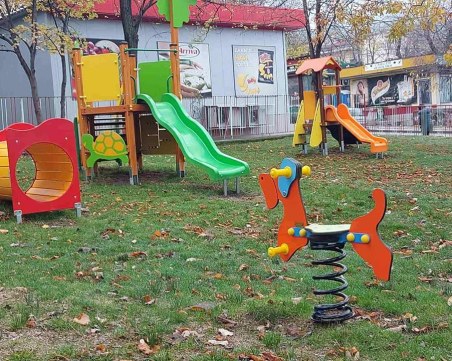 На четири нови  съоръжения за игра се радват децата на село Марково