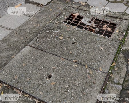 От една година: Опасна шахта дебне пешеходци в центъра на Пловдив