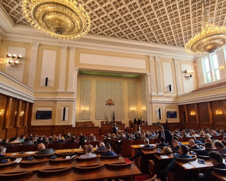 Парламентът заседава извънредно за компенсациите за бизнеса