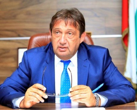 Шишков: Строителството на трите участъка от АМ „Хемус