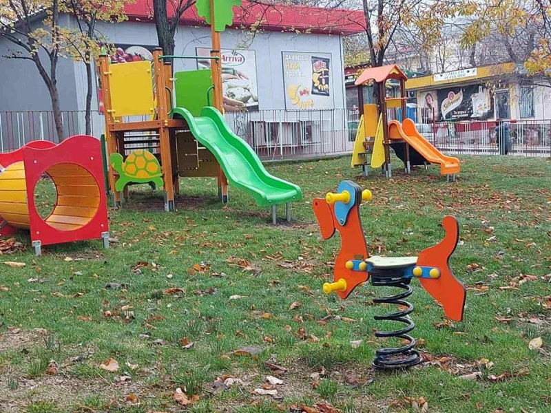 На четири нови  съоръжения за игра се радват децата на село Марково