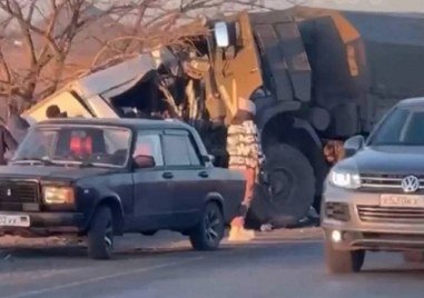 16 загинаха и двама бяха ранени при катастрофа между камион с