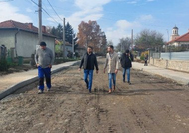 Ремонтните дейности по улица „Н.Д. Петков“ в село Цалапица вървят