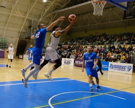 В много нервен мач Академик загуби от Левски