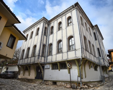 Красивата къща „Павлити” възвръща красивата си бяло-синя фасада