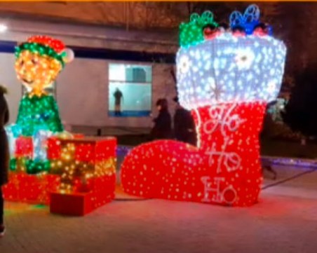 Пълен абсурд: 23 лева струва окачването на всяка една топка на елхата в Сливен