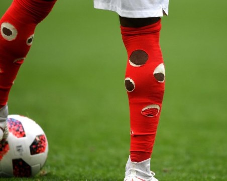 Вижте защо футболистите си дупчат чорапите