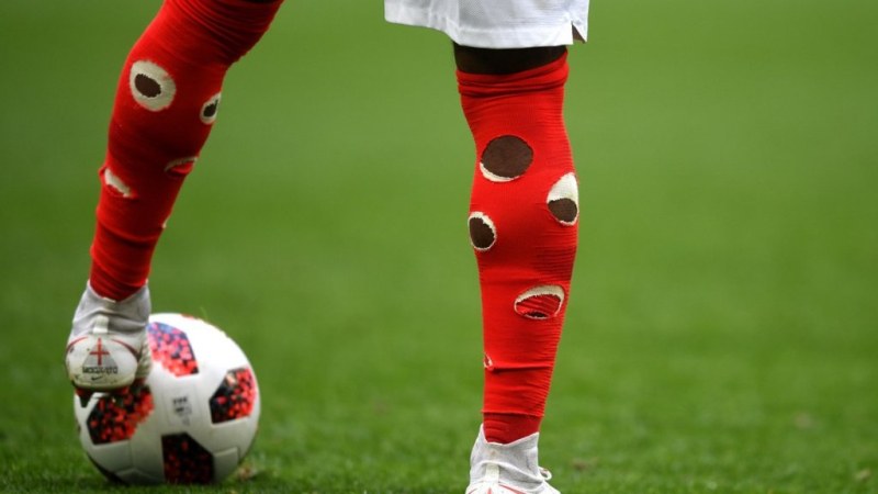 Вижте защо футболистите си дупчат чорапите