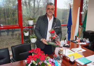 Кметът Димитър Иванов откри традиционния благотворителен коледен базар в община