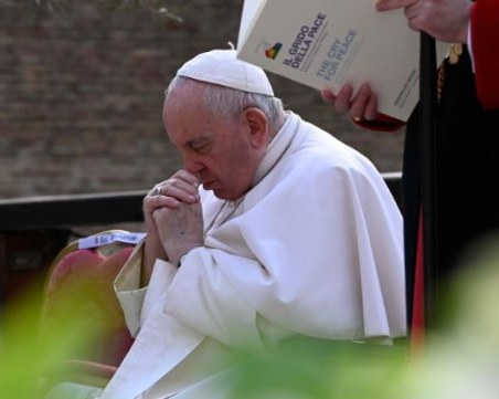 Папа Франциск се разплака, споменавайки Украйна на публична молитва