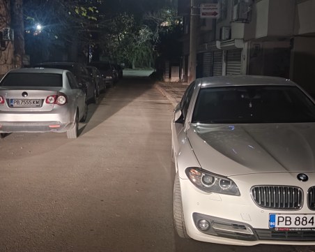 Паркирали автомобили блокираха малка улица в Пловдив