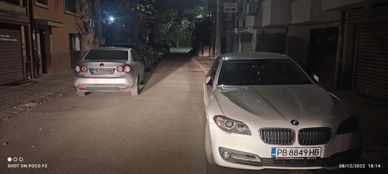 Паркирали автомобили блокираха малка улица в Пловдив