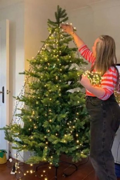 Професионален декоратор заяви, че поставяме Коледните лампички на елхите по грешен начин