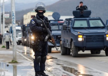 Един полицай е бил ранен снощи в Косовска Митровица след