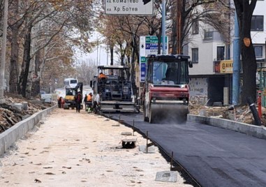 Първият слой асфалт на южното платно на булевард „Хаджи Димитър“