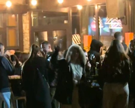 Дискотеките в Банско се препълниха, студенти останаха отвън