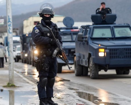 Напрежение в Косовска Митровица! Нападнаха полицейски екип