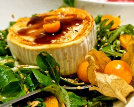 Освежете основното със салата с козе сирене и физалис