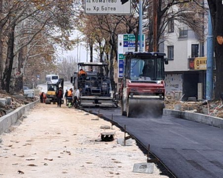 Положиха първия слой асфалт на южното платно на „Хаджи Димитър