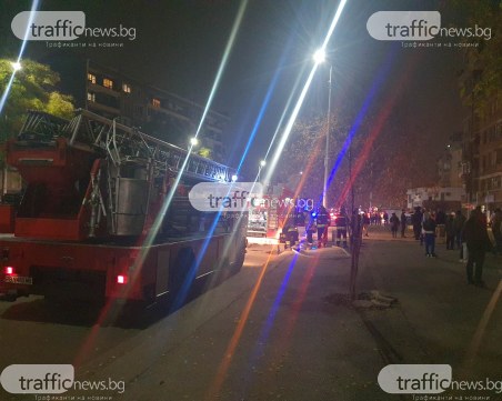 Пламъци в кооперация в Пловдив, четири пожарни и три линейки са на мястото