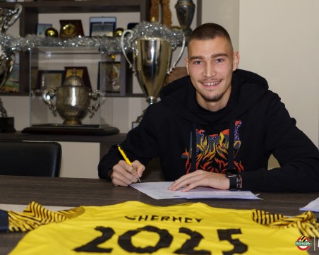 Юноша на Ботев преподписа до 2025г.