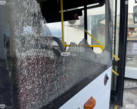 Замериха с камъни автобус на градския транспорт в Пловдив, вътре се возели пътници