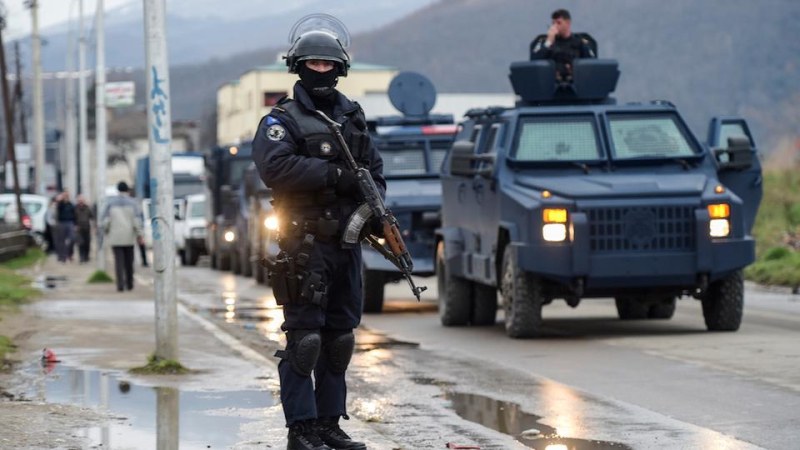 Напрежение в Косовска Митровица! Нападнаха полицейски екип