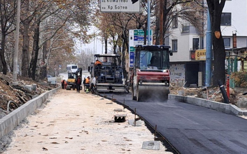Първият слой асфалт на южното платно на булевард Хаджи Димитър“