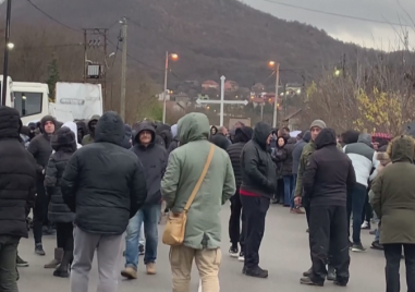Стотици косовски сърби блокираха с барикади пътния трафик през два