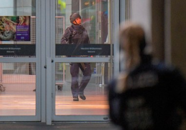 Въоръжен мъж е взел заложници в търговски център в центъра