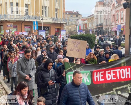 Десетки пловдивчанин на протест срещу застрояването на 81 дка край Гребната база
