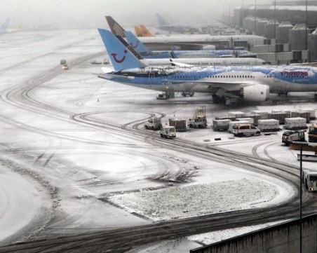 Силен снеговалеж затвори летището в Манчестър